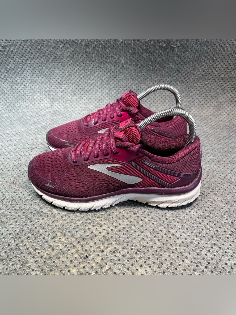 Brooks GTS 18 Maroon Running Shoes Size 6 Women’s.